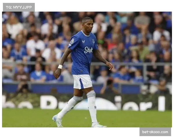 埃弗顿五后卫深度落位限制切尔西边路渗透，戴奇战术纪律性阻断蓝军进攻宽度